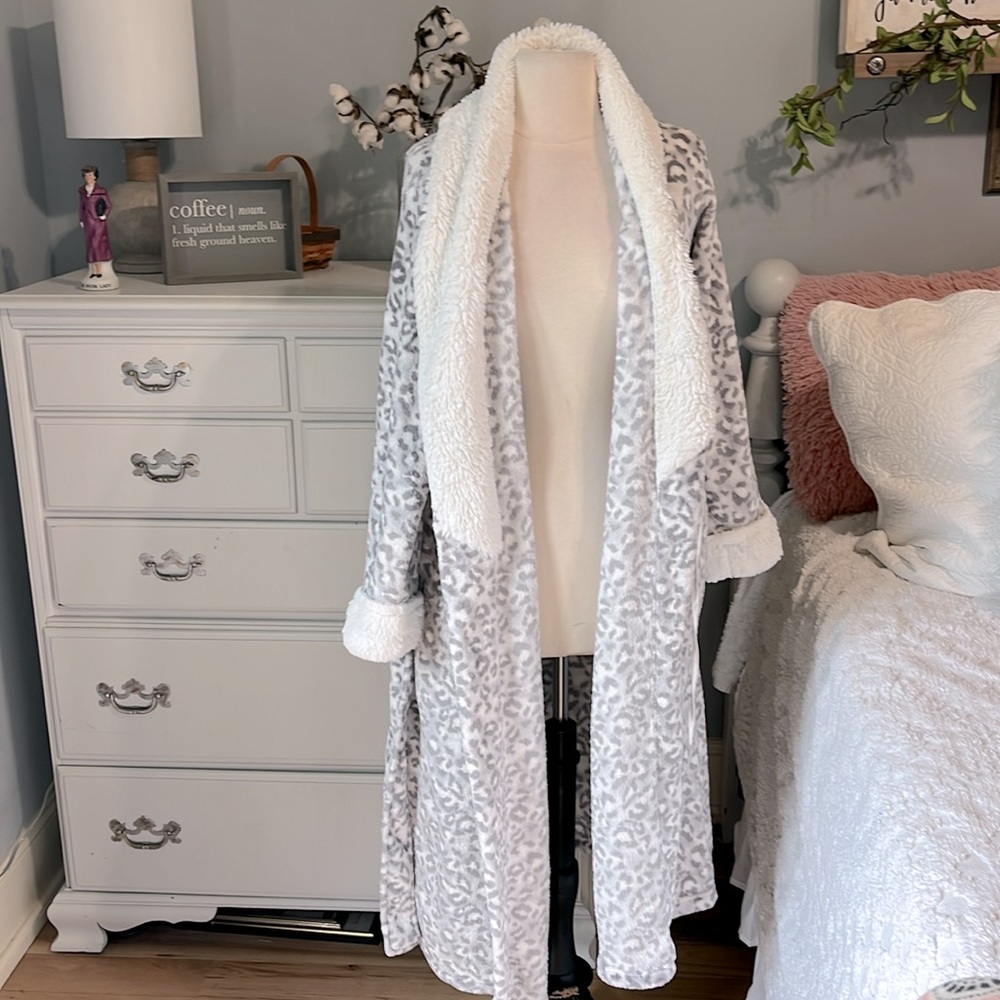 Plush Midi Robe - Picture 13 of 14